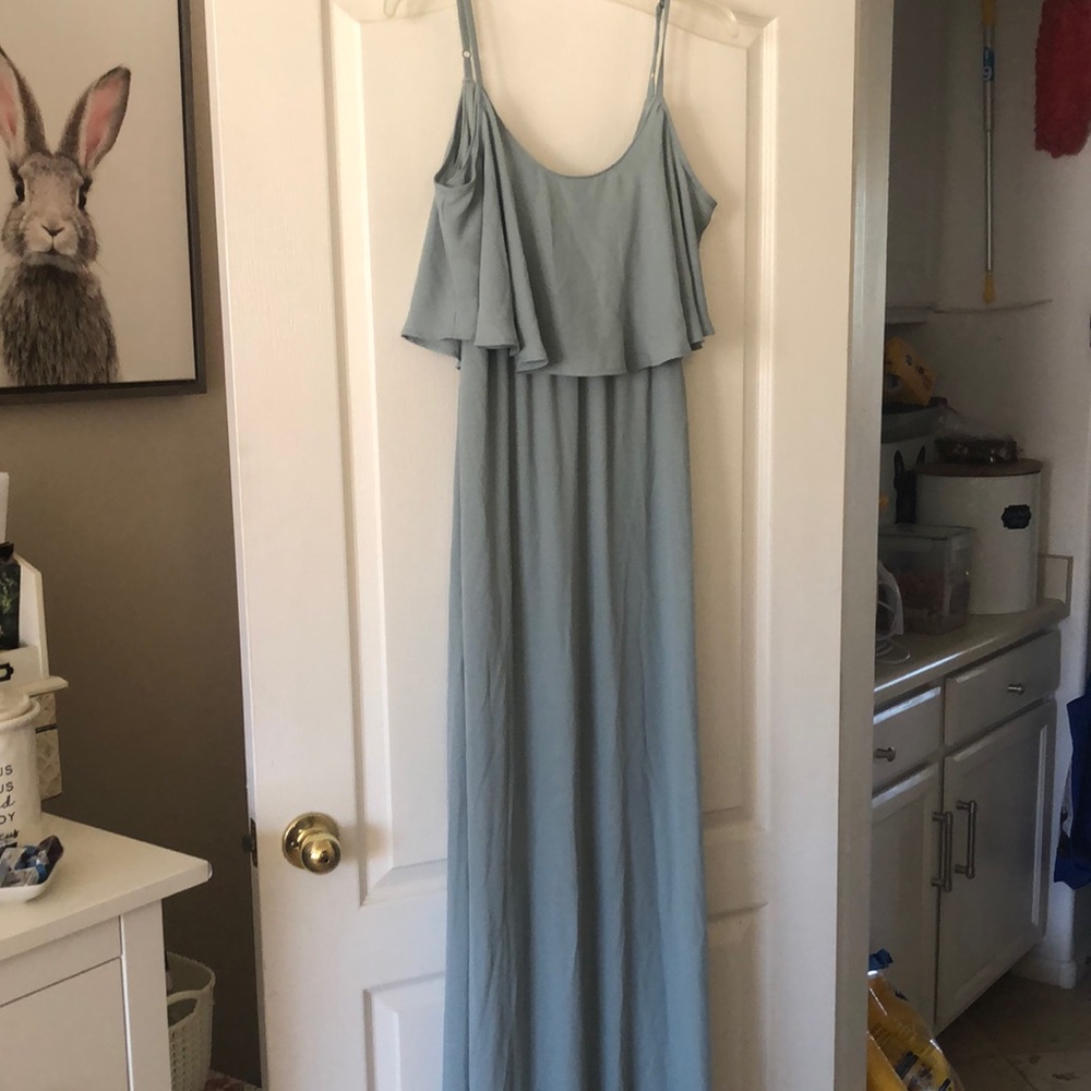New never worn maxi dress with ruffle